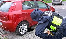 Akcja strażaków na Jelonkach. Auto niemal.. zapadło się pod ziemię