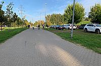 Auta jeżdżą przez park Górczewska. Mieszkańcy chcą zmian