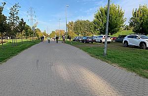 Auta jeżdżą przez park Górczewska. Mieszkańcy chcą zmian