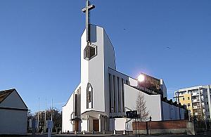 "Piekło kobiet" na Wawrzyszewie. Napis na fasadzie kościoła