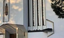 "Piekło kobiet" na Wawrzyszewie. Napis na fasadzie kościoła