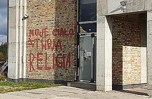 "Piekło kobiet" na murze kościoła. Ostra odpowiedź proboszcza