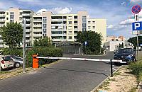 Szlaban niezgody na Chomiczówce. "Ludzie nie potrafią parkować"