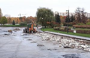 Koparka w parku Bródnowskim. To początek remontu