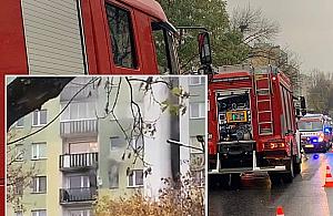 Pożar w bloku na Chomiczówce. W akcji siedem zastępów straży pożarnej