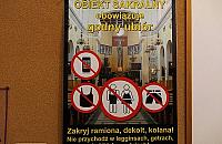 "Nie noś legginsów". Parafia wymaga godnego ubioru podczas mszy