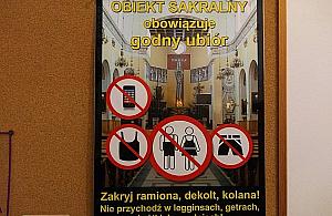 "Nie noś legginsów". Parafia wymaga godnego ubioru podczas mszy