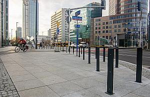 Al. Jana Pawła II: Rowery zastąpiły auta. "Kierowcy jeździli po chodniku"