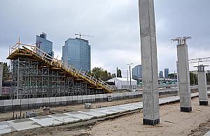 Nową kładką z Woli na Ochotę. Budowa trwa