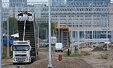 Nową kładką z Woli na Ochotę. Budowa trwa