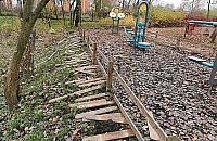 Zdemolowali płot siłowni plenerowej. "Ktoś miał rozrywkę"