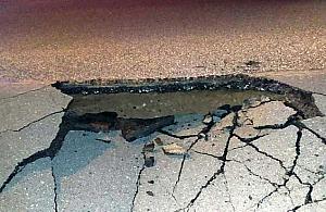 Niebezpieczne zapadlisko na Zaciszu. Wielka dziura w jezdni