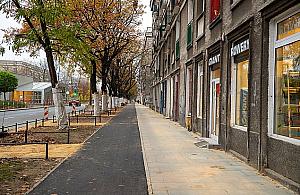 Różowa kostka do lamusa. Czarny dywan dla rowerzystów