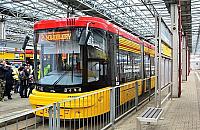 Dobre wychowanie w "dwójce" nie obowiązuje? Przepychanki przy drzwiach