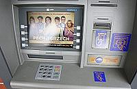 Okradziona przy bankomacie na Wrzecionie. Z�odziej od razu poszed� na zakupy