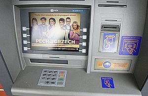 Okradziona przy bankomacie na Wrzecionie. Złodziej od razu poszedł na zakupy