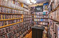 "W starym stylu". Na Wrzecionie od 30 lat działa wypożyczalnia kaset VHS