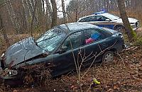Auto porzucone w lesie na Bródnie. Ukradziono je niepełnosprawnemu