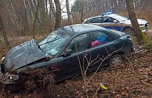 Auto porzucone w lesie na Bródnie. Ukradziono je niepełnosprawnemu