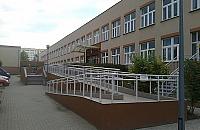 Szkoła dzieli budynek z OPS. "Dzieci uczą się w klasach bez okien"
