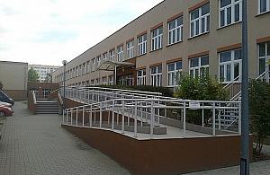 Szkoła dzieli budynek z OPS. "Dzieci uczą się w klasach bez okien"