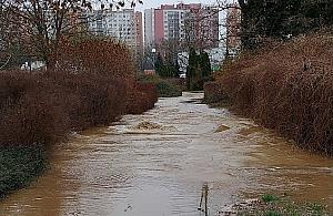 Rwąca rzeka w centrum osiedla. "Szykują apartamenty z własną linią brzegową"