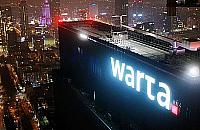 600-kilogramowe logo zawisło nad dzielnicą. Kolejny rekord na Woli