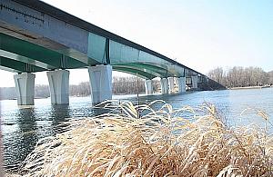 Chciał skoczyć z mostu. Powstrzymali go policjanci