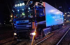 Wjechał tirem na tory tramwajowe. Nocna akcja służb