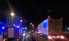 Wjechał tirem na tory tramwajowe. Nocna akcja służb