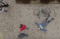 Chwyci� si� za serce, spad� z roweru i umar�. Nikt nie pom�g�