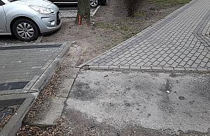 Nowy chodnik na Jelonkach już przeszedł do historii. Dla pieszych czy dla śmieciarek?