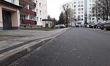 Nowy chodnik na Jelonkach już przeszedł do historii. Dla pieszych czy dla śmieciarek?