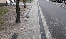 Nowy chodnik na Jelonkach już przeszedł do historii. Dla pieszych czy dla śmieciarek?