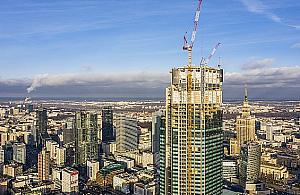 Pałac Kultury już nie będzie najwyższy. Trwa montaż iglicy na Varso Tower