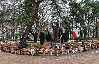 Ca³odobowy monitoring pomnika Jana Paw³a II. W internecie zawrza³o