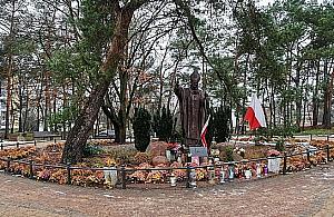 Całodobowy monitoring pomnika Jana Pawła II. W internecie zawrzało