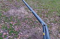 Nowy skwer zniszczony. Połamali latarnie, ukradli baterie