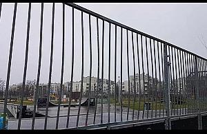 Uszkodzona barierka w skateparku. Dziecko ma pękniętą czaszkę