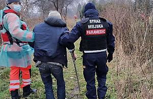 Bezdomny z Bemowa na skraju wyczerpania. Nie chciał karetki, pomógł telefon do siostry