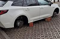 Auto na... cegłach. Coraz więcej kradzieży kół na Bielanach