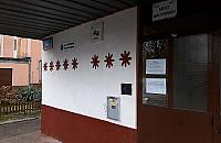 Osiem gwiazd na Jelonkach. Profesjonalna grafika przy wejściu do bloku