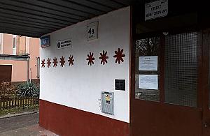 Osiem gwiazd na Jelonkach. Profesjonalna grafika przy wejściu do bloku