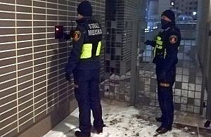 Kobieta straciła przytomność na Modlińskiej. Zdążyła wyszeptać, że 9-letnia córka została sama w domu