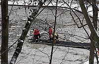 Akcja w parku Powstańców. Pod psem załamał się lód