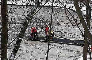 Akcja w parku Powstańców. Pod psem załamał się lód