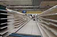 Koniec pewnej epoki. Puste półki w Tesco przy Górczewskiej