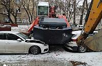 Koparka spad�a z lawety. Porozbijane auta
