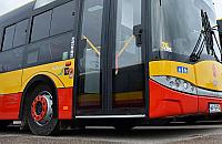 Autobus uderzy� w latarni� na Radiowej. Kierowca prawdopodobnie zas�ab�