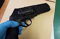 Szarpanina kierowcy z rowerzystą na Mirowie. "Strzelił z broni pneumatycznej"